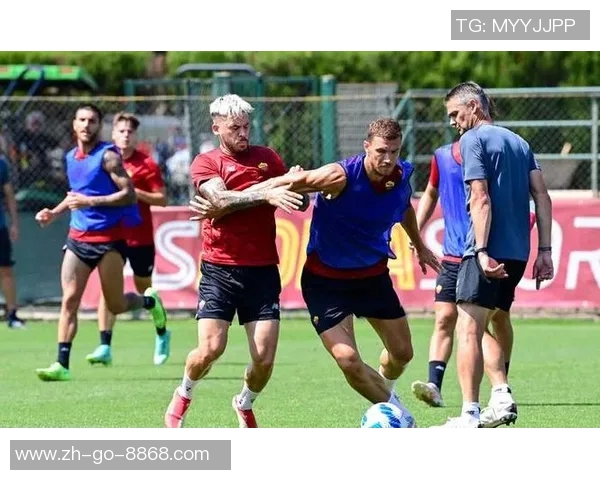 球星爸爸与孩子足球场上互动尽显亲子时光，温馨又有趣